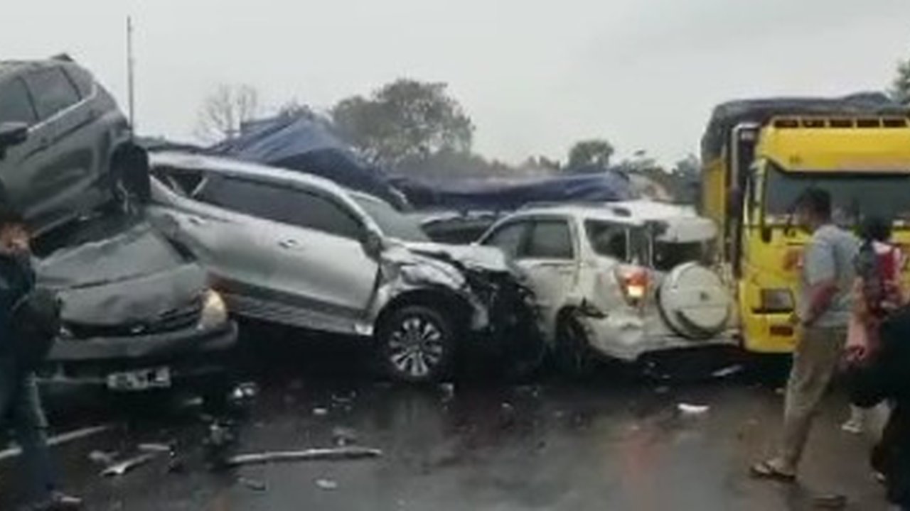 Kecelakaan beruntun terjadi di Tol Cipularang KM 92 pada Senin (11/11/2024). (Dok. Istimewa)