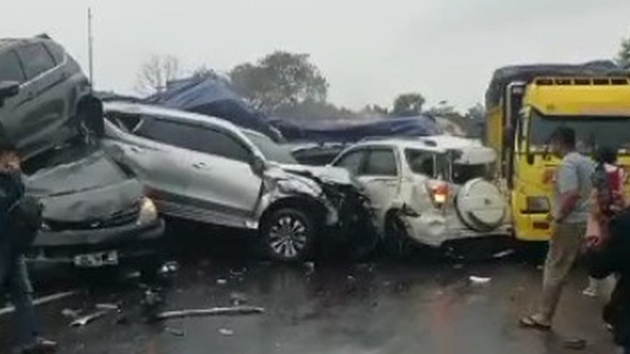 Kecelakaan beruntun terjadi di Tol Cipularang KM 92 pada Senin (11/11/2024). (Dok. Istimewa)