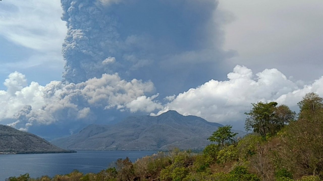 Jalan nasional terdampak erupsi Gunung Lewotobi Laki-laki. Pengendara mobil melintasi Jalan Trans Flores yang tertutup material pasir vulkanis dari erupsi Gunung Lewotobi ...