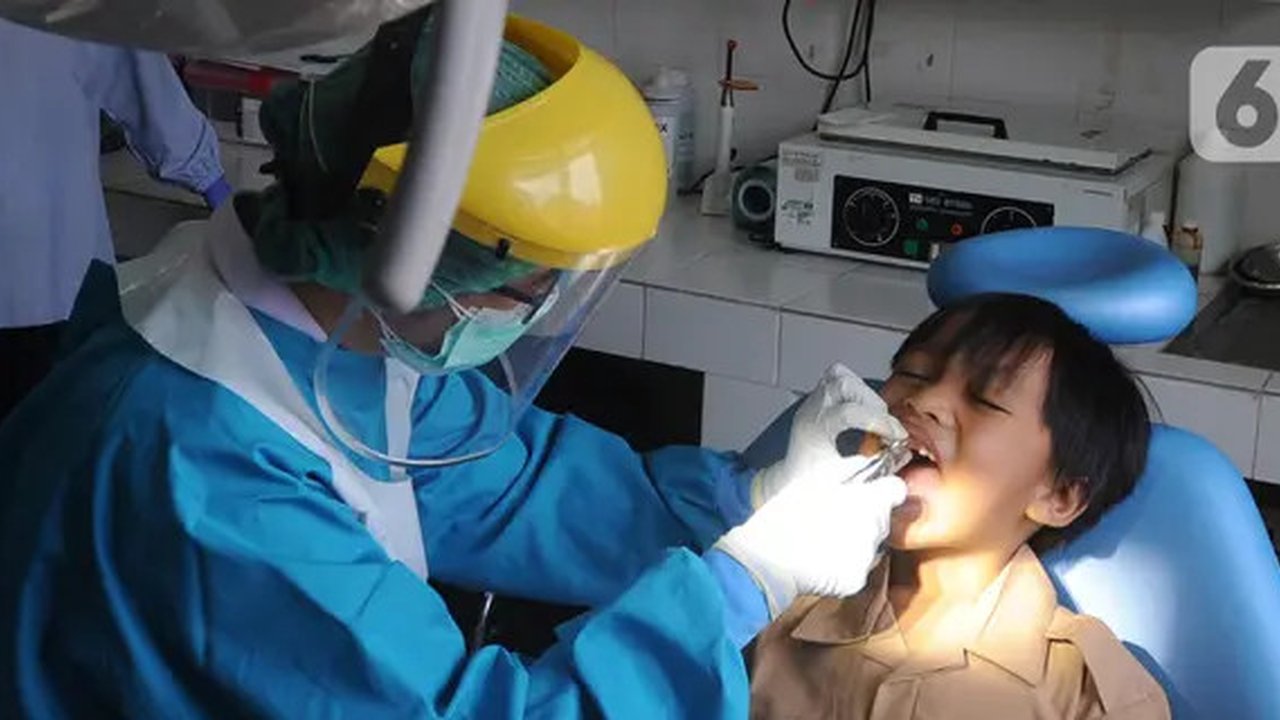 Dokter mencabut gigi murid baru sekolah dasar negeri di Puskesmas Pondok Labu, Jakarta Selatan, Rabu (12/8/2020). Selain dalam rangka Bulan Imunisasi Anak Sekolah, kegiatan ini juga bagian da