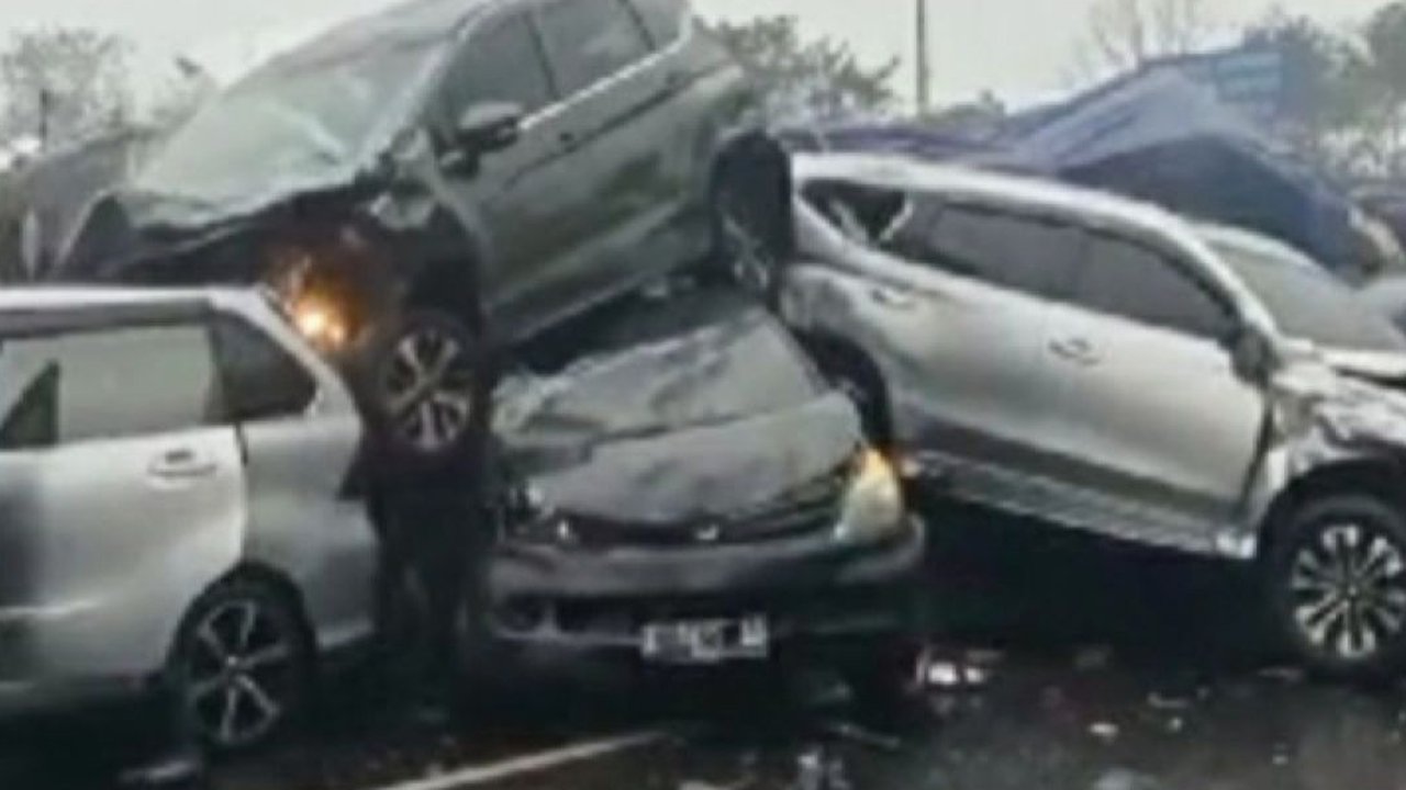 Kecelakaan beruntun terjadi di Tol Cipularang KM 92 pada Senin (11/11/2024). (Dok. Istimewa)