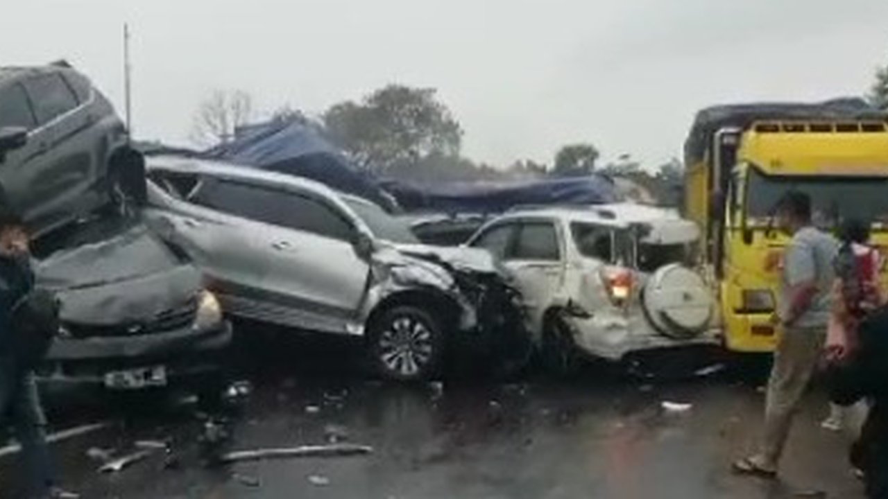 Kecelakaan beruntun terjadi di Tol Cipularang KM 92 pada Senin (11/11/2024). (Dok. Istimewa)