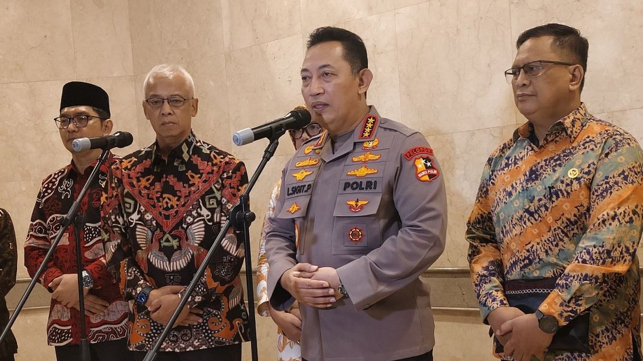 Kapolri Jenderal Pol. Listyo Sigit Prabowo mengatakan akan menyidak dan menindak tegas oknum kepolisian yang membantu peredaran narkoba dari lembaga ...