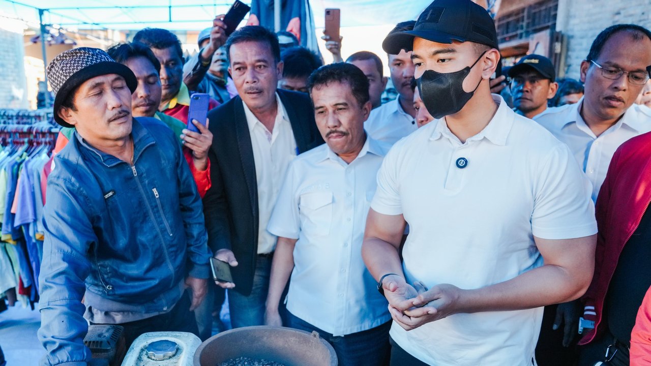 Kaesang Pangarep Blusukan ke Pasar di Humbang Hasundutan