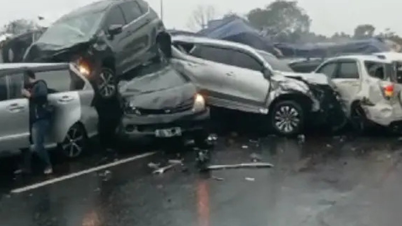 Kecelakaan beruntun terjadi di Tol Cipularang KM 92 pada Senin (11/11/2024). (Dok. Istimewa)
