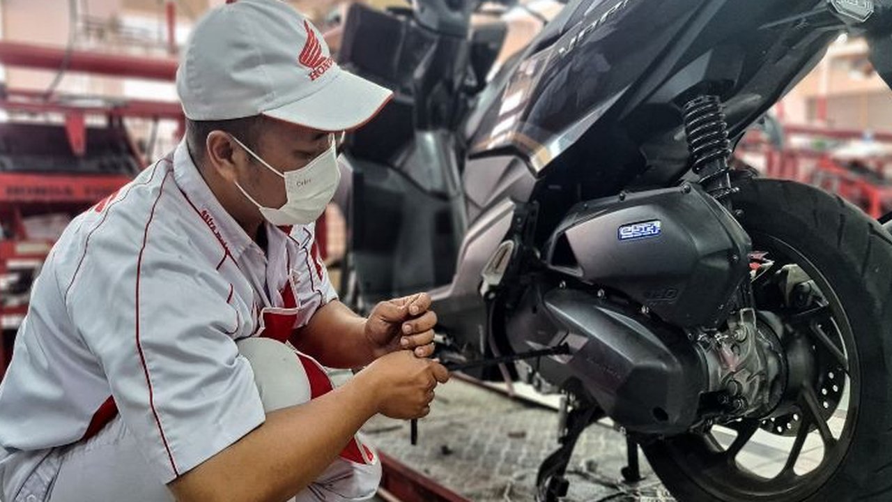 Sejumlah kendaraan mengantri di SPBU kawasan Kuningan, Jakarta, Sabtu (3/9/2022). Pemerintah akhirnya menaikan harga BBM bersubsidi, Adapun harga BBM yang mengalami kenaikan yaitu Pertalite m