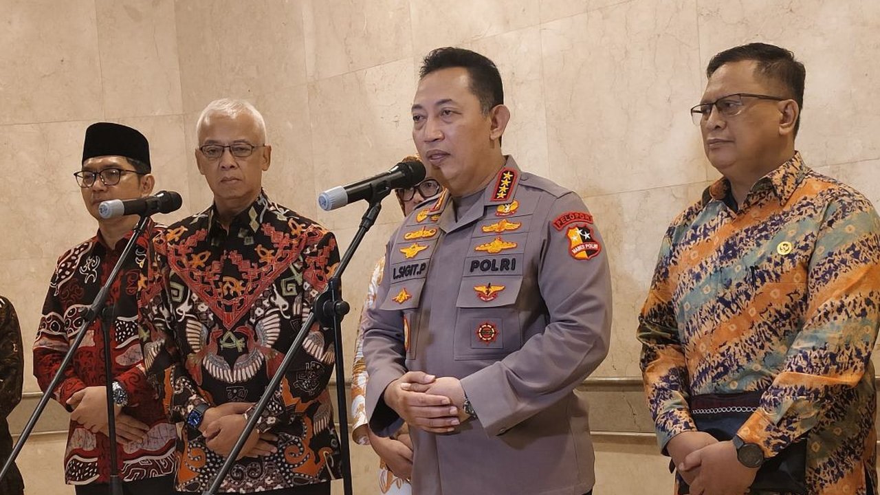 Kapolri Jenderal Pol. Listyo Sigit Prabowo mengatakan akan menyidak dan menindak tegas oknum kepolisian yang membantu peredaran narkoba dari lembaga ...