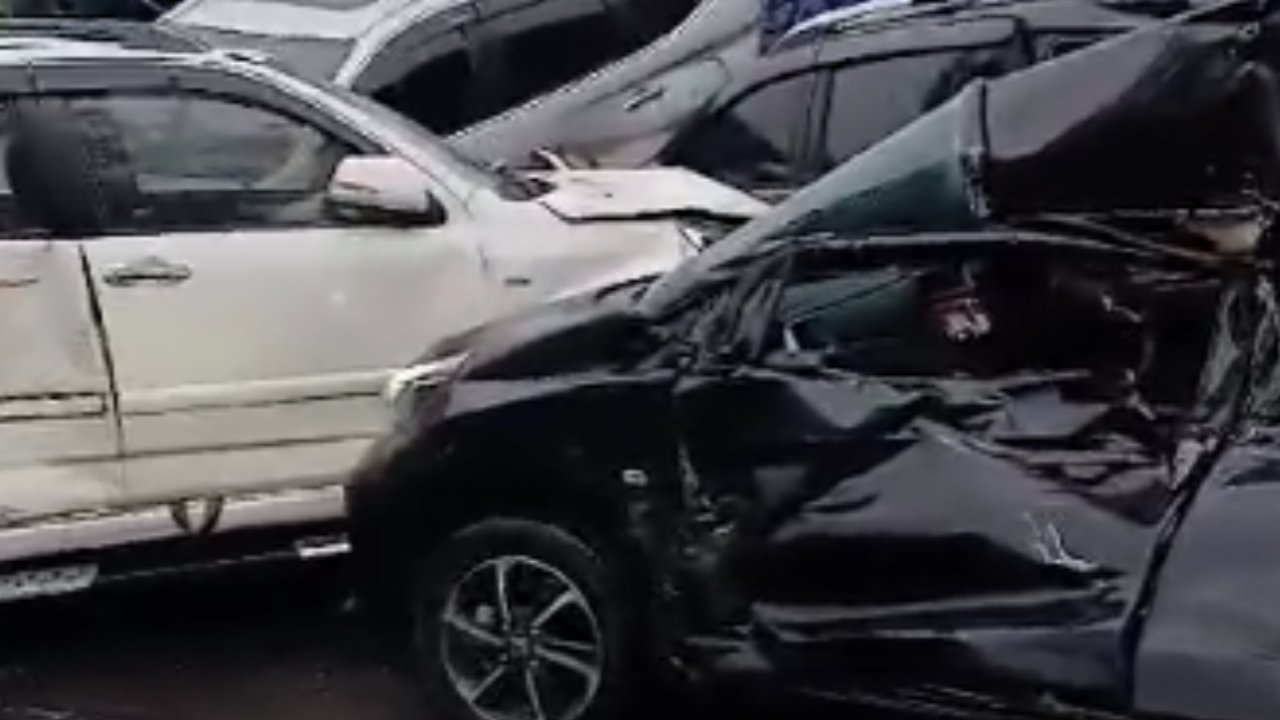 Tabrakan beruntun di Tol Cipularang