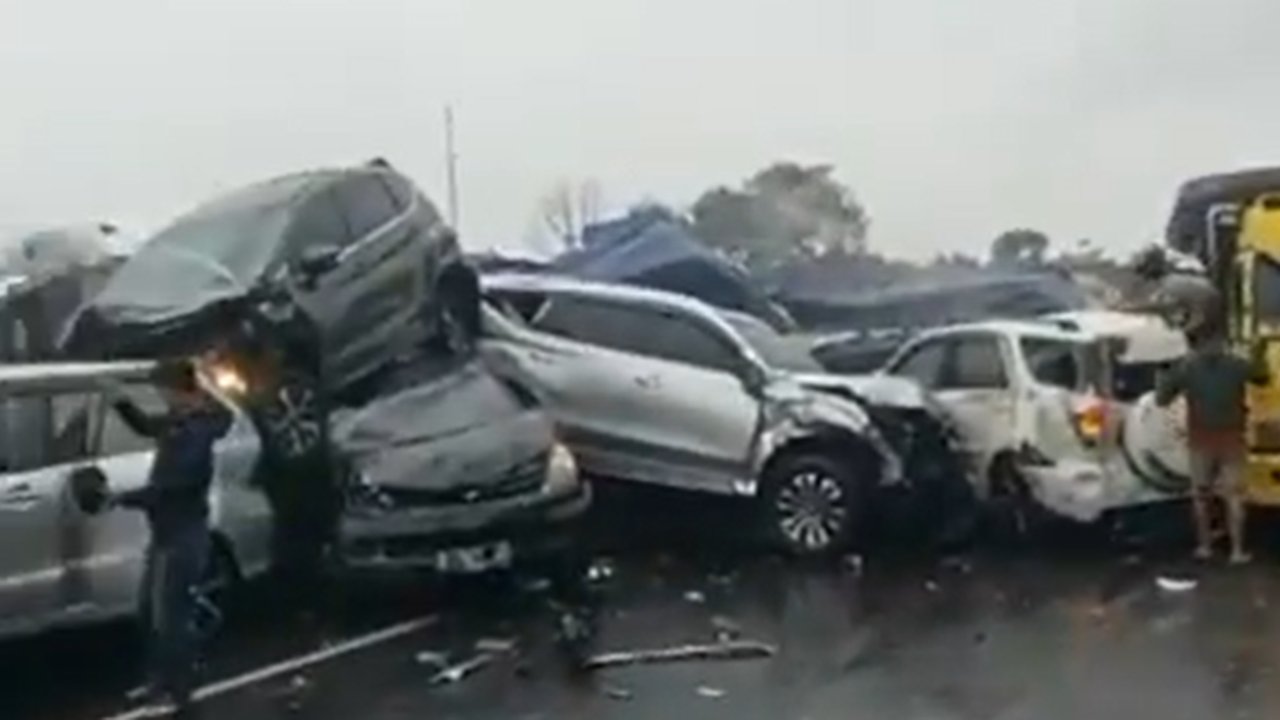 Tabrakan beruntun di Tol Cipularang