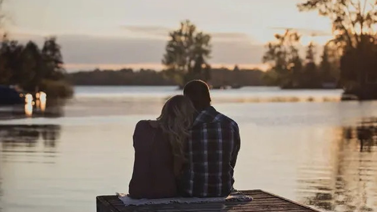 Ilustrasi pasangan cinta, romantis. (Photo by Amanda Sixsmith on Unsplash)