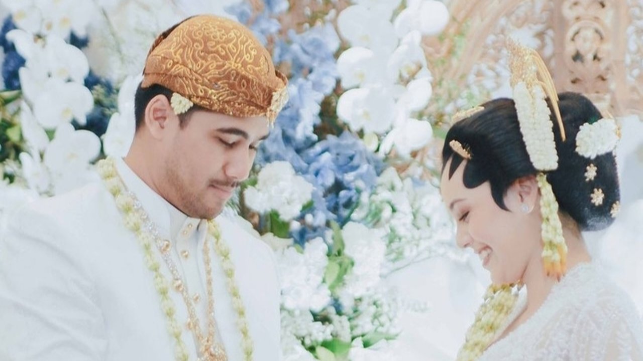 Anggika memilih mata uang Swiss Franc sebagai mahar karena ayahnya berasal dari Swiss. Karena ini pula, ayah Anggika memasrahkan akad nikah putrinya kepada wali hakim yang lebih memahami pernikahan dengan cara Islam.