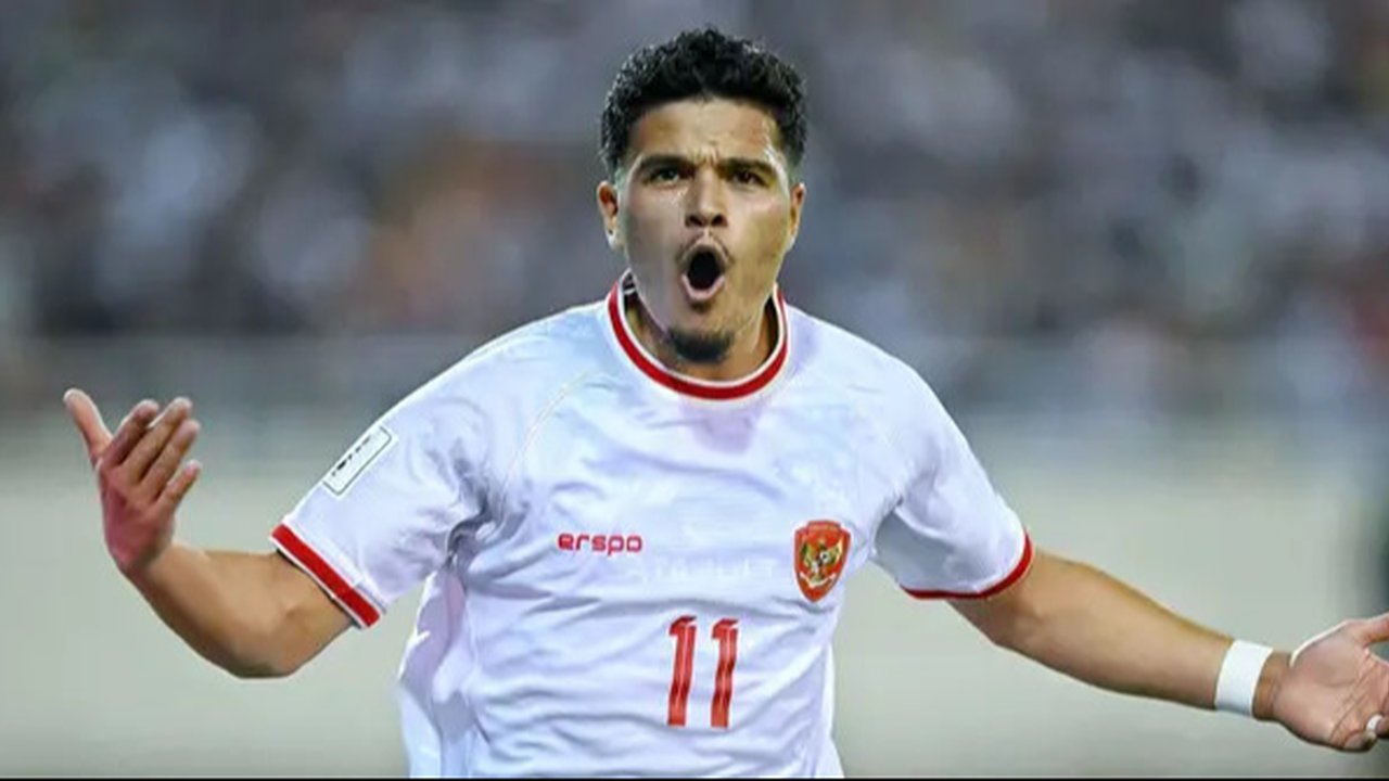 Pemain Timnas Indonesia, Ragnar Oratmangoen melakukan selebrasi setelah mencetak gol ke gawang Vietnam pada laga Grup F Kualifikasi Piala Dunia 2026 di My Dinh Stadium, Vietnam, Selasa (26/03