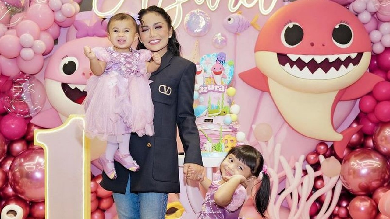 Meski datang sendirian, Gemmi KD tetap terlihat akrab dan ceria saat berfoto bersama cucu-cucunya.