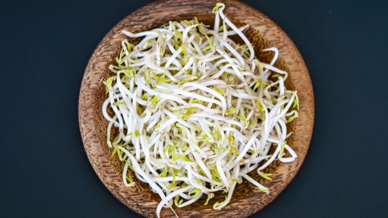 Trik Hemat Air untuk Pisahkan Kulit Kacang Hijau pada Tauge