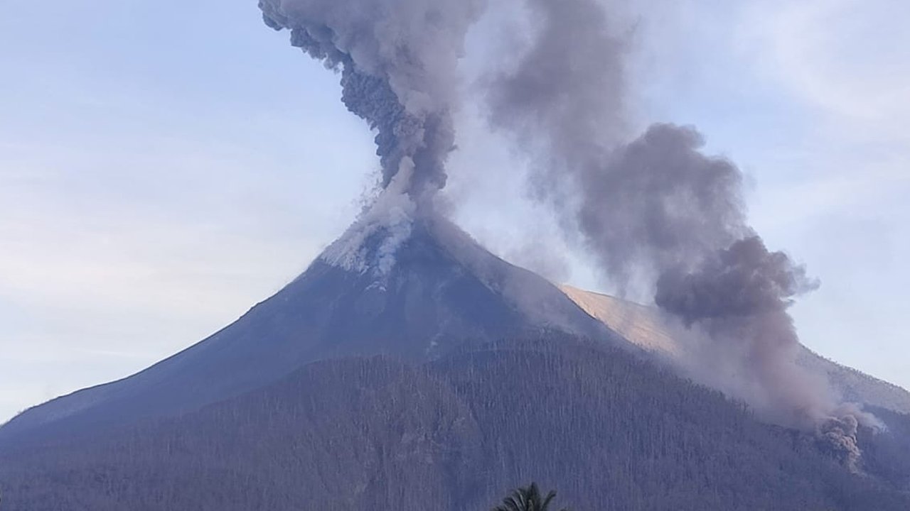 Warga Minta Dievakuasi dari Posko Akibat Erupsi Gunung Lewotobi