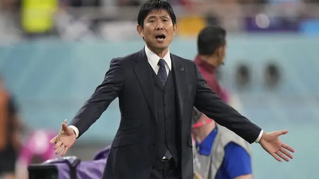 Kualifikasi Piala Dunia 2026 Zona Asia - Ilustrasi Pelatih Haijme Moriyasu dengan pemain Timnas Jepang (Bola.com/Adreanus Titus)