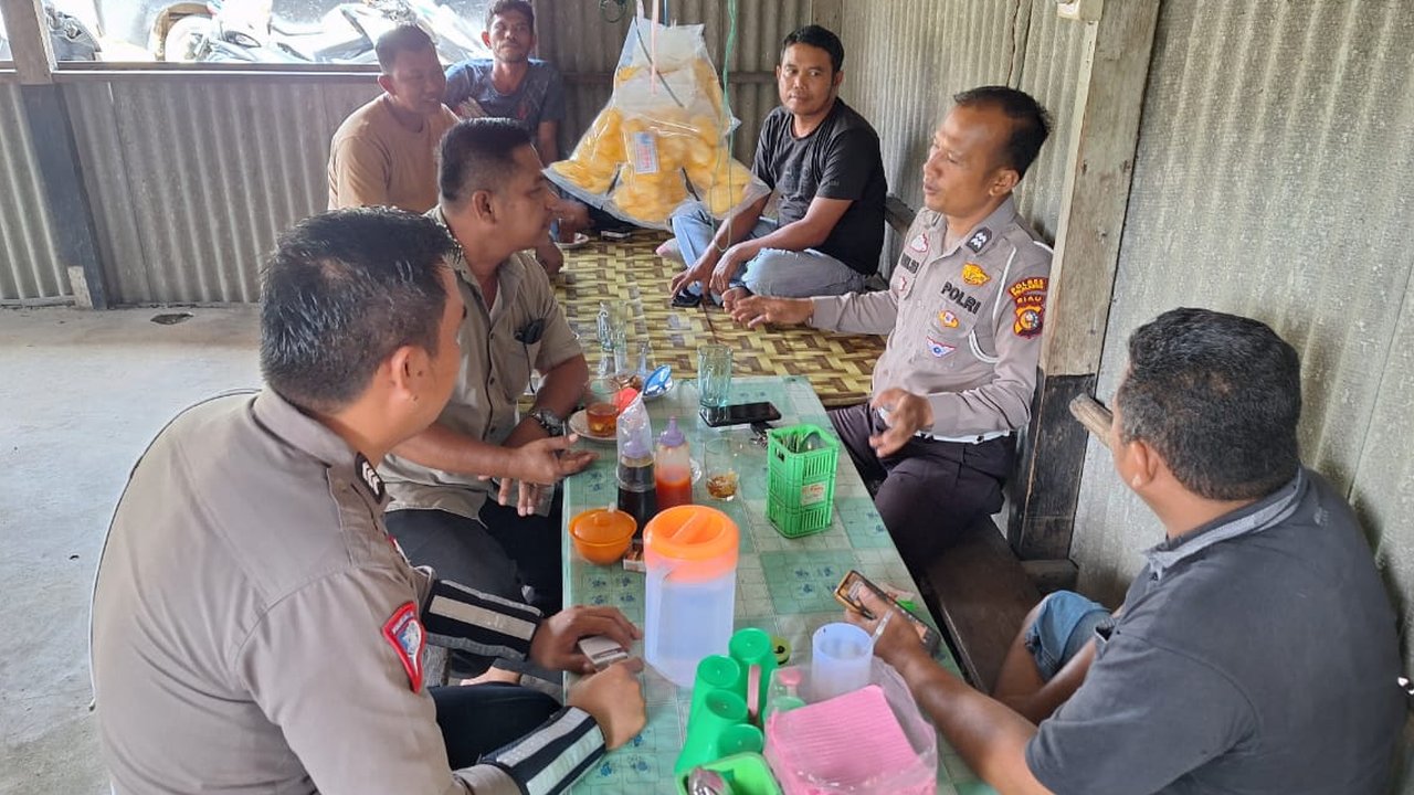 Personel Polri datangi warga di Kiyap Jaya Pelalawan