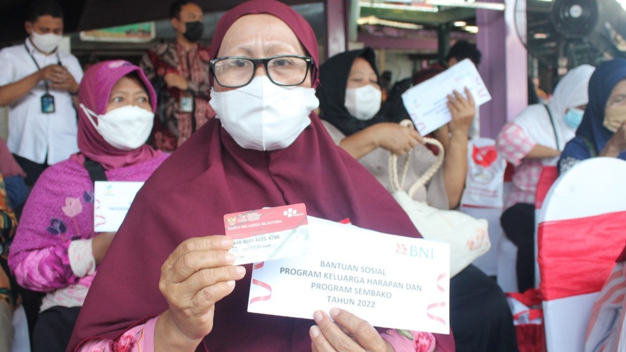 Wali Kota Surabaya Eri Cahyadi beserta istri, Rini Indriyani Eri Cahyadi, mendampingi Presiden Republik Indonesia Joko Widodo (Jokowi) menyalurkan sejumlah bantuan kepada warga Kota Surabaya di Pasar Pucang Anom, Surabaya, Minggu (21/8/2022).
