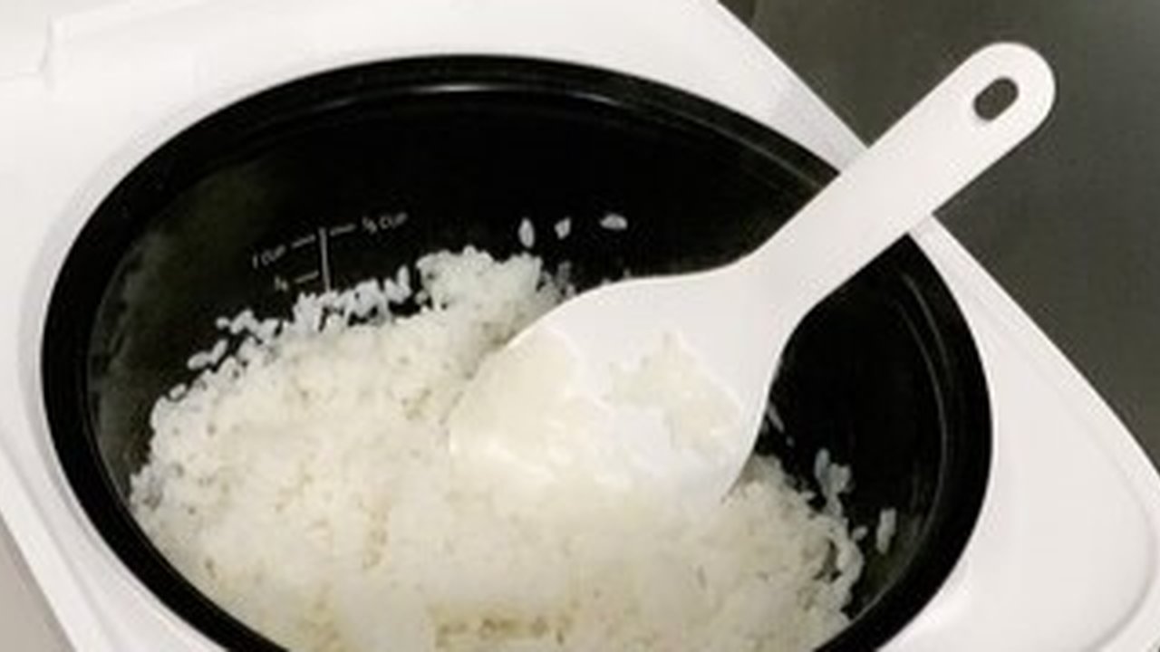 Ilustrasi nasi di rice cooker.