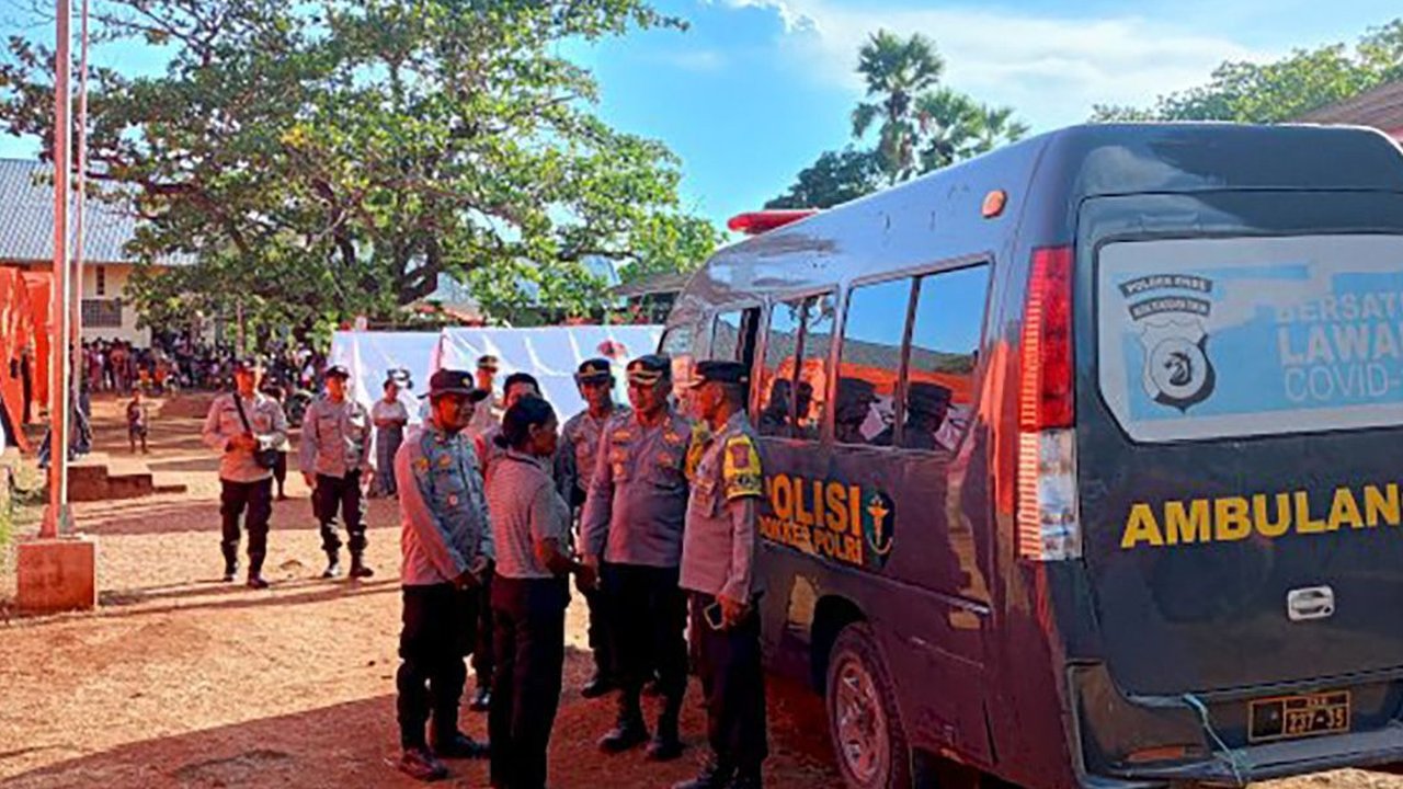 Warga Minta Dievakuasi dari Posko Akibat Erupsi Gunung Lewotobi