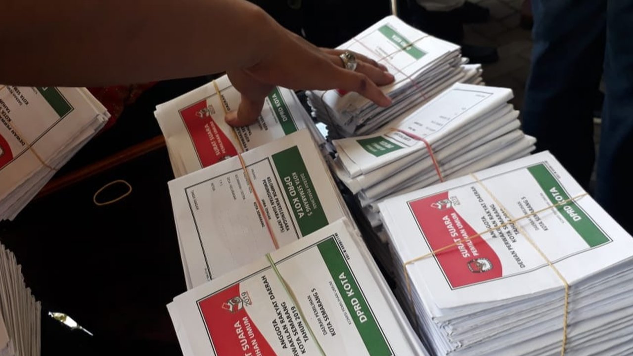 PPS Kembang Arum, Kota Semarang menghentikan pelaksanaan pemungutan suara lantaran ada surat suara Pemilu 2019 yang tertukar. (Foto: Liputan6.com/Felek Wahyu)