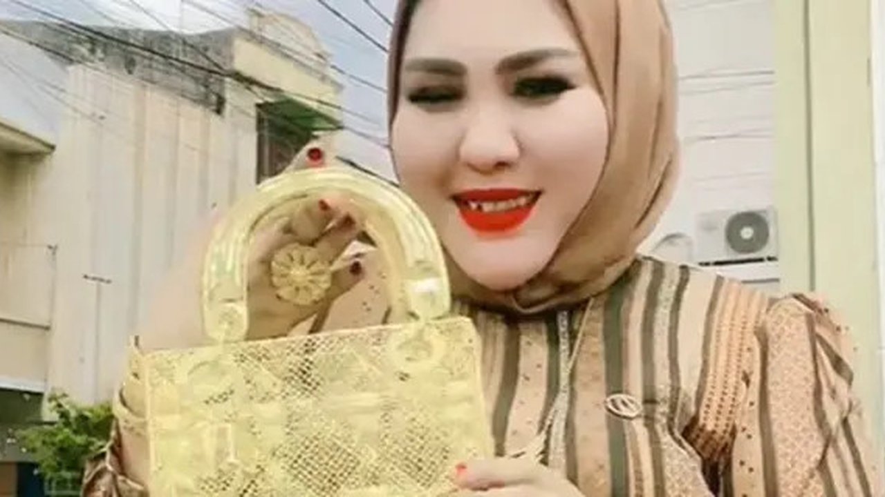 Bos brand skincare asal Makassar, Mira Hayati, pamer tas emas mirip seri Lady Dior. (dok. tangkapan layar TikTok @_mirahayati/