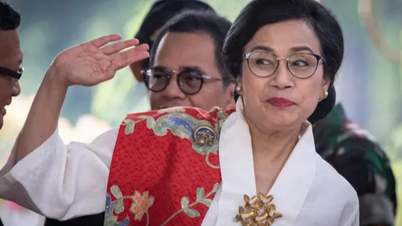 Senyum Semringah Sri Mulyani Dihadiahi Foto Spesial