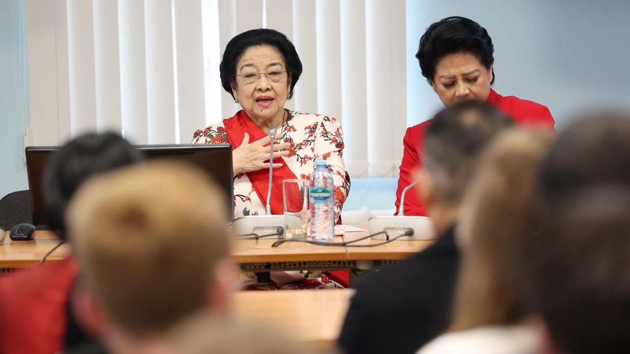 Presiden Kelima RI Megawati Soekarnoputri saat memberikan kuliah umum di Universitas Saint Petersburg, Rusia, Senin (16/9/2024). (Foto: Dokumentasi PDIP).