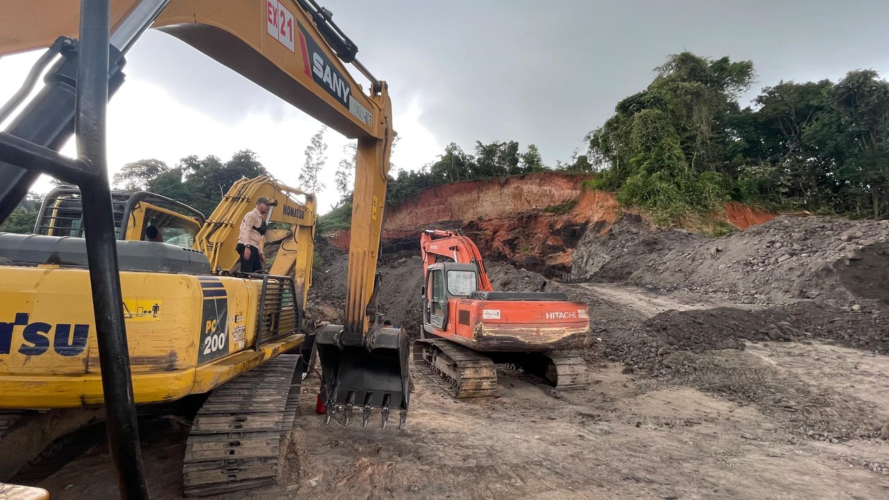 Tiga alat berat ditemukan saat Tim Pengamanan PT Berau Coal mendatangi tambang ilegal. Kawasan ini merupakan konsesi perusahaan tambang batu bara tersebut.