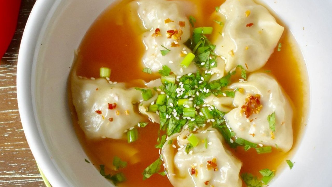 Sajikan sup pangsit hangat nan lezat untuk makan malam bersama keluraga.