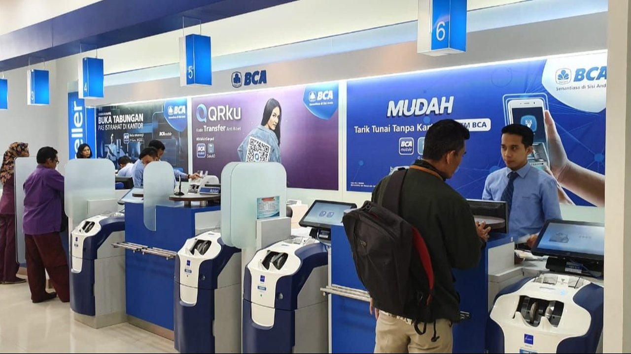 Kantor PT Bank Central Asia Tbk (BCA). saat ini transpormasi digital BCA melalui internet dan mobile banking, dan berbagai aplikasi, fitur, alat pembayaran nontunai.