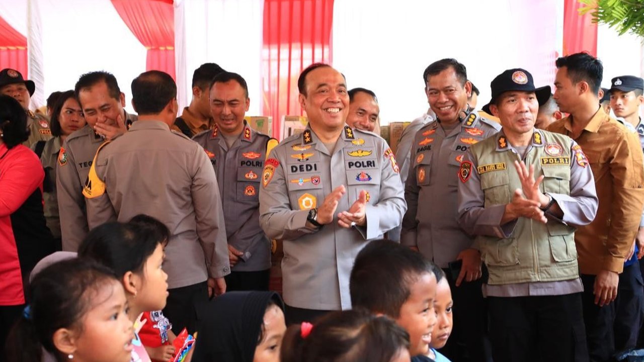 As-SDM Kapolri dan Rombongan Hibur Anak-anak Korban Banjir Demak di Posko Trauma Healing