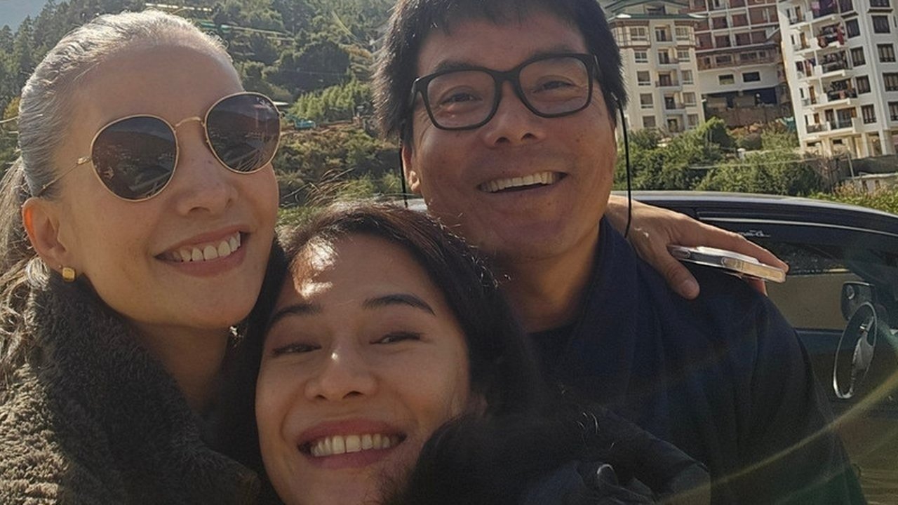 Demikian pula dengan Nadya yang juga tampil nyaris bare face. Mereka sama-sama memakai make up minimalis, namun cantiknya tetap maksimal.