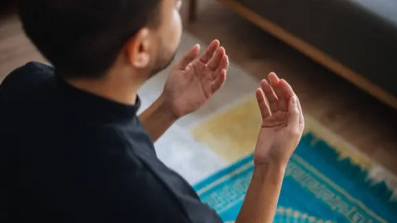 Ilustrasi muslim berdoa, berzikir, Islami. (Photo Copyright by Freepik)