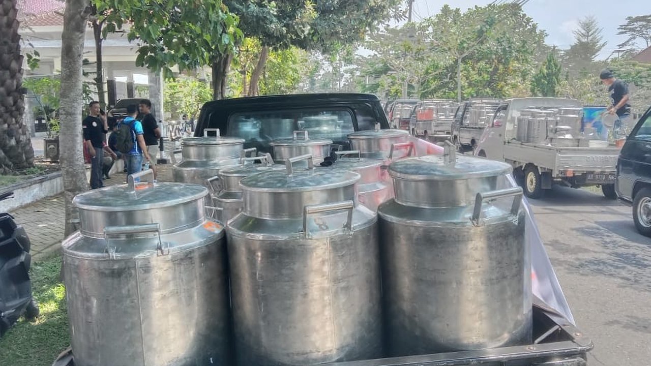 Peternak Sapi Perah Boyolali Gelar Aksi Buang dan Mandi 50 Ton Susu