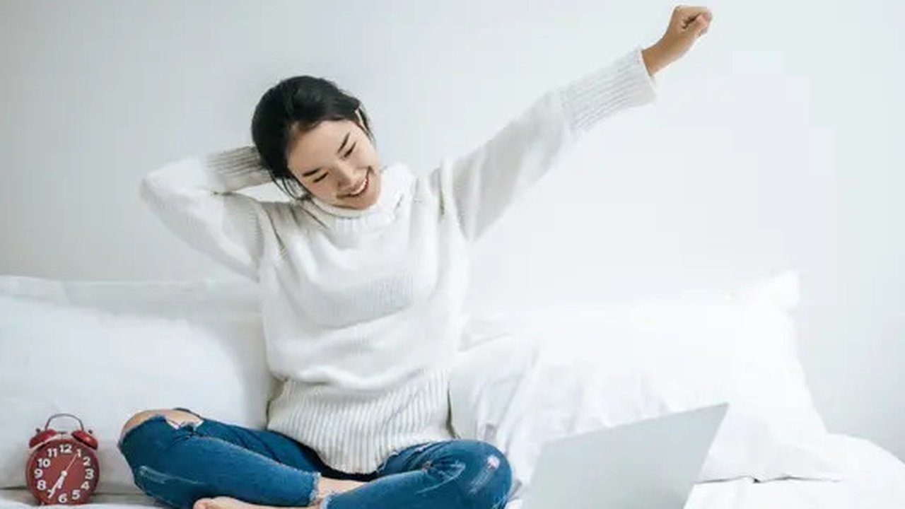 Ilustrasi bangun pagi, bangun tidur, pagi hari, semangat. (Image by jcomp on Freepik)