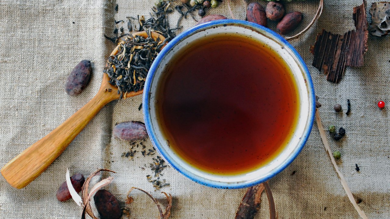 ilustrasi teh herbal/Photo by Drew Jemmett on Unsplash