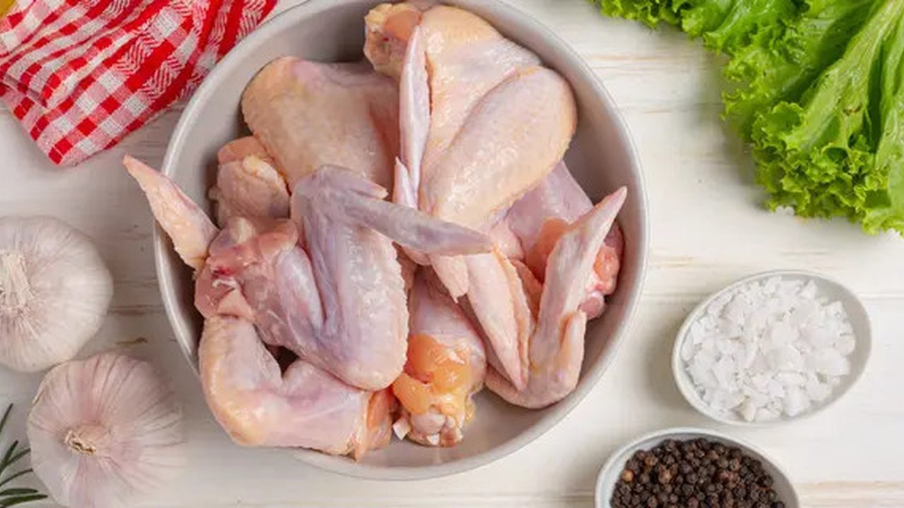 Ilustrasi daging ayam/copyright freepik.com/jcomp