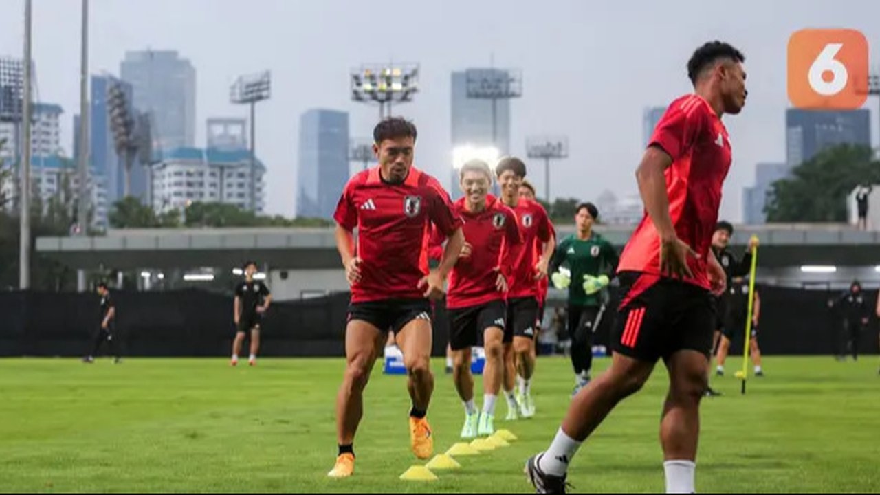 Yuto Nagatomo berlatih bersama Timnas Jepang menjelang duel versus Timnas Indonesia di lapangan A, Senayan, Jakarta, Senin (11/11/2024). (Bola.com/Bagaskara Lazuardi)