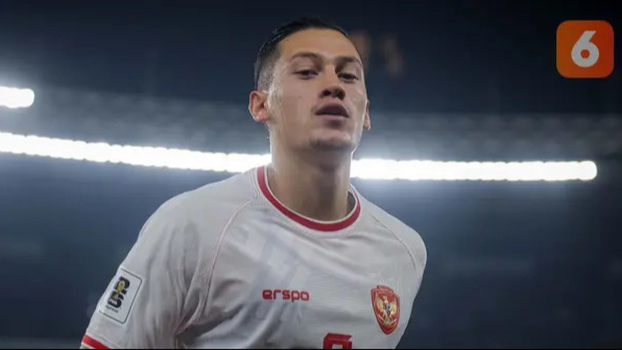 Pemain Timnas Indonesia, Jay Idzes, saat melawan Australia pada laga kedua Grup C Kualifikasi Piala Dunia 2026 Zona Asia di Stadion Utama Gelora Bung Karno (SUGBK), Jakarta Pusat, pad