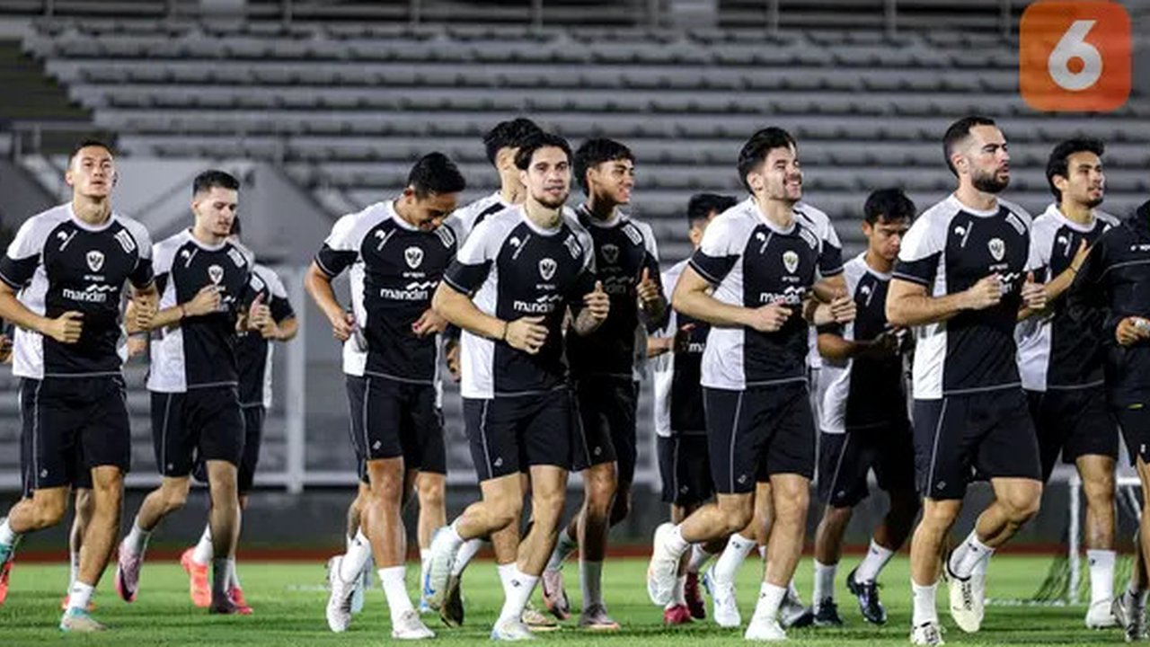 Pemain Timnas Indonesia, Kevin Diks, saat sesi latihan jelang lawan Jepang di Stadion Madya, Jakarta, Selasa (11/12/2024). (Bola.com/Bagaskara Lazuardi)
