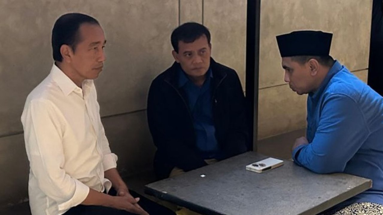 Ketua Bidang Kehormatan DPP PDIP Komarudin Watubun tegaskan bahwa Presiden Jokowi bukan lagi kader PDIP. (Merdeka).