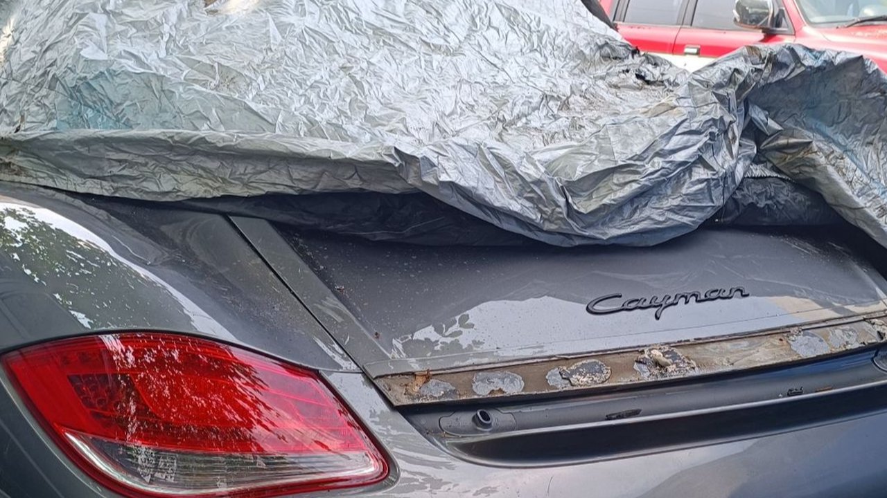 Kuli bangunan tetap kerja meski kecelakaan mobil terjadi di depannya. Simak yuk!