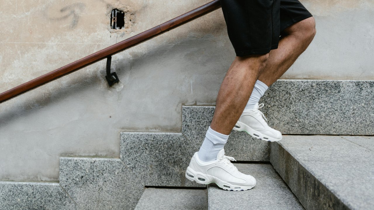 Menaiki Tangga vs. Lift: Pilihan Sehat yang Bantu Bakar Kalori