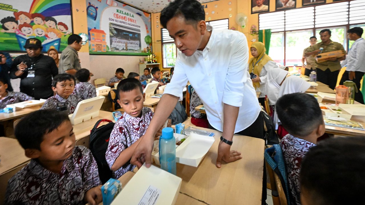 Wapres Gibran Tinjau Program Makan Bergizi Gratis di SDN 103