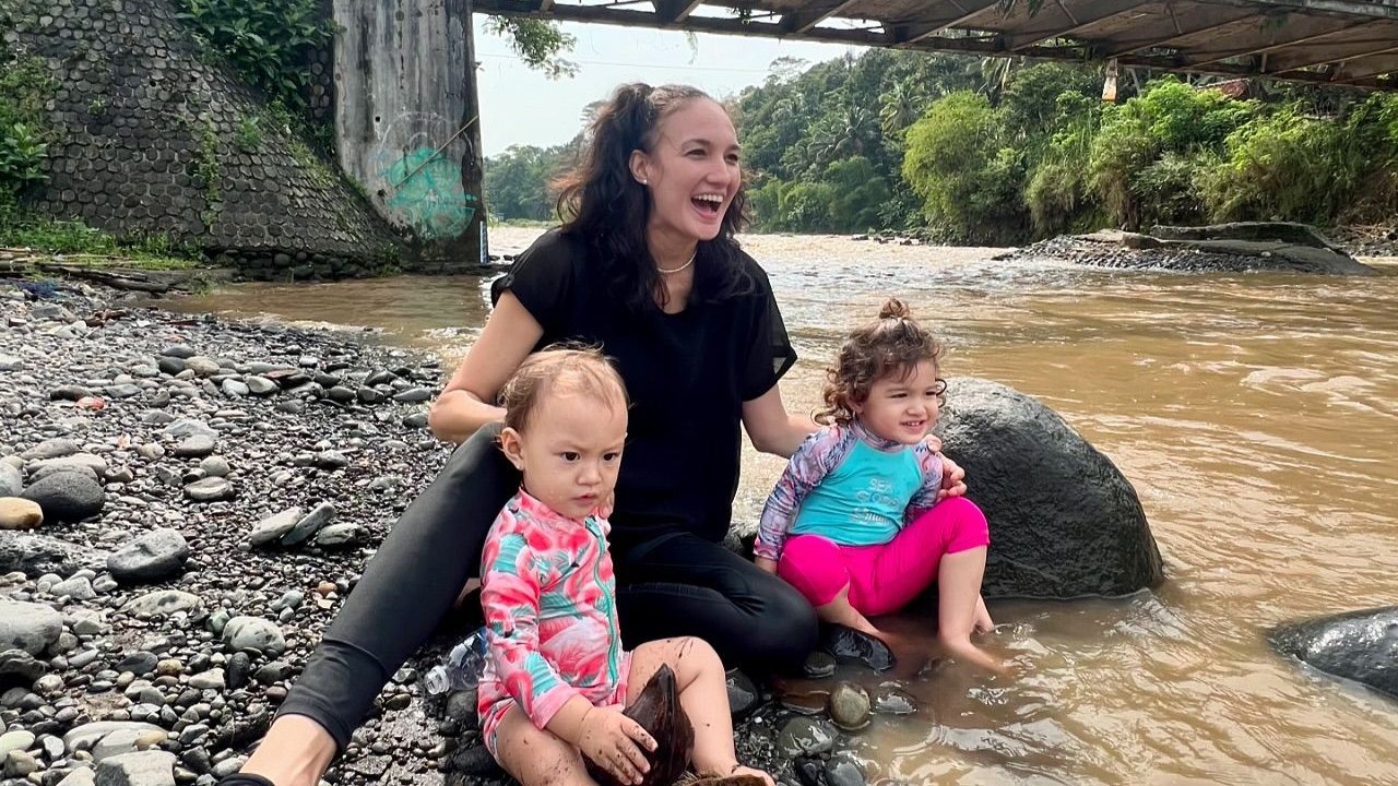7 Potret 2 Anak Nadine Chandrawinata Diajak Main ke Sungai, Main Bareng Sambil Berendam