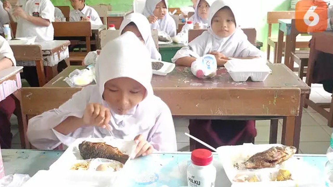 Uji coba makan siang gratis di SDN 1 Langkai Kota Palangka Raya.