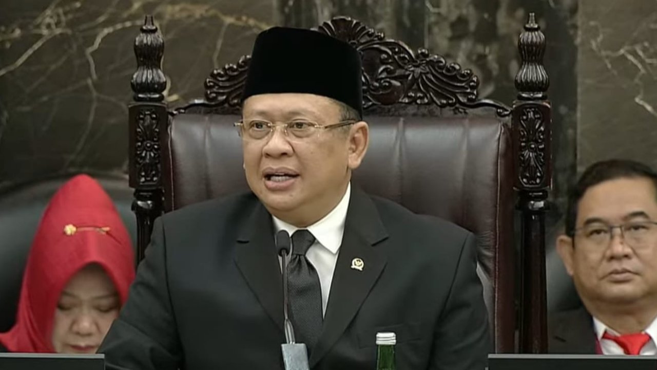 Ketua MPR Bambang Soesatyo atau Bamsoet salam sidang tahunan MPR-RI, Selasa (16/8/2022) (dok: Tira)