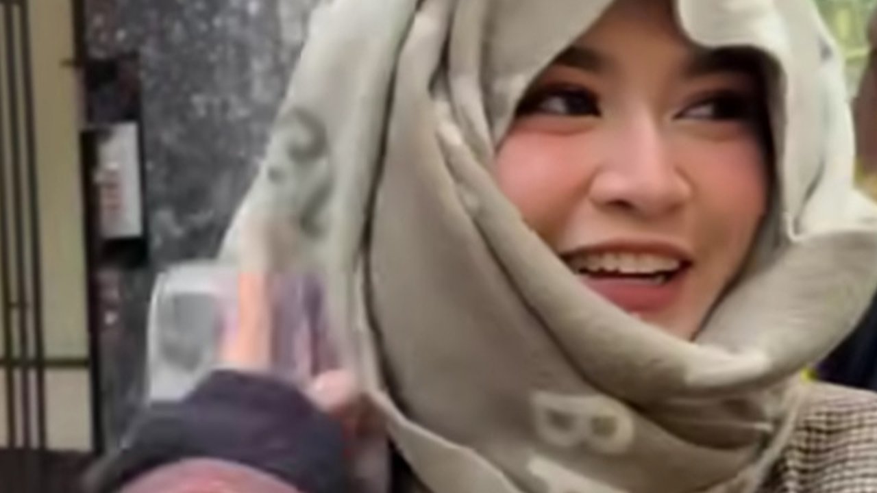 Mahalini tampak menggunakan syal Balenciaga miliknya sebagai hijab dengan cara melilitkannya di kepala.