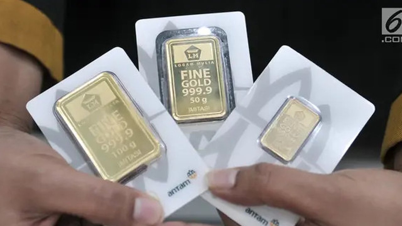 Wujud  emas  batangan yang dijual di gerai PT Aneka Tambang TBK (Antam), Jakarta, Senin (24/6/2019). Harga buyback emas Antam juga naik Rp 3.000 menjadi Rp 631 ribu per gram. (merdeka.com/Iqb